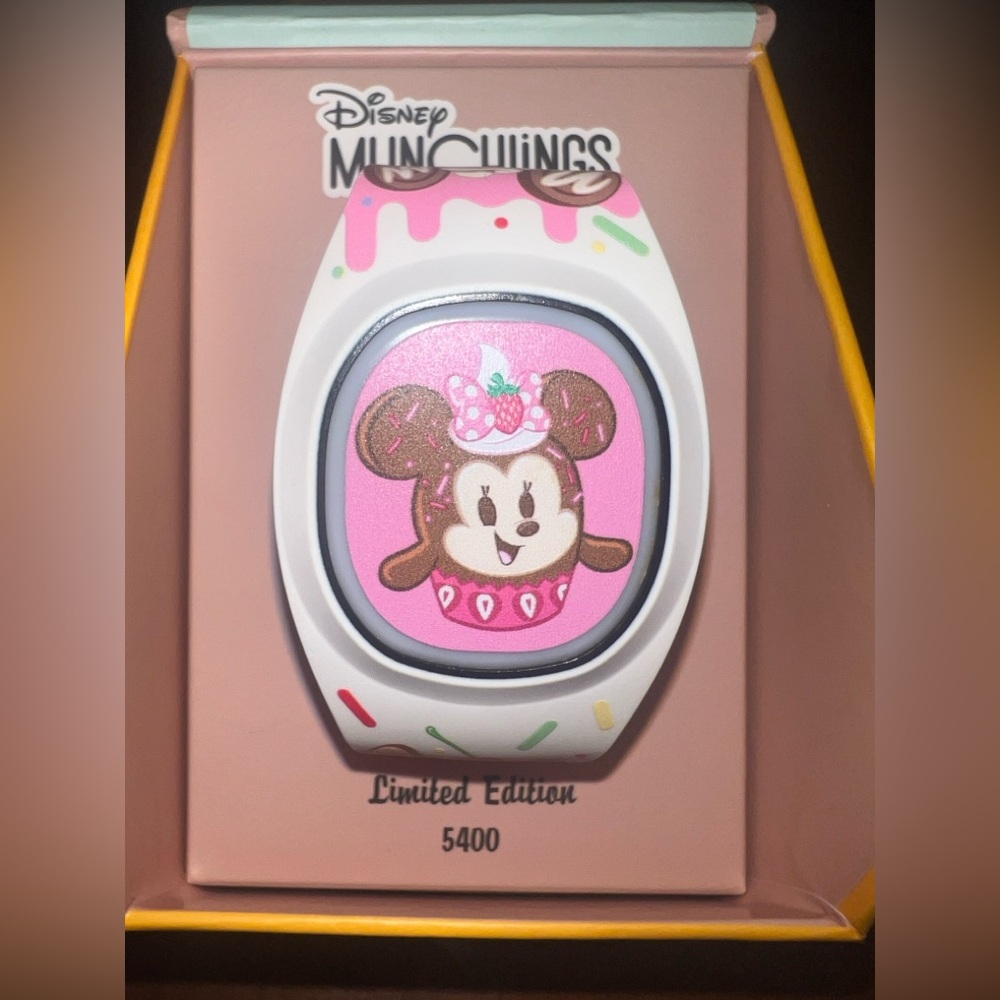 Disney Munchlings Baked Treats 2023 Limited Edition Magic Band+ Collectible Band